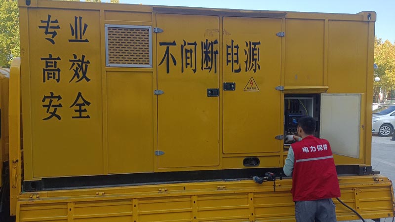 光泽柴油发电机组和UPS电源配合使用时，如何避免切换过程中的电力中断？